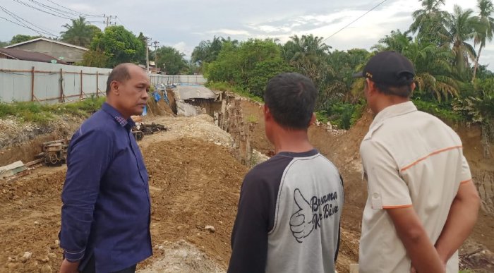 Pj Wali Kota Subulussalam Tinjau Pengerjaan Jalan Amblas