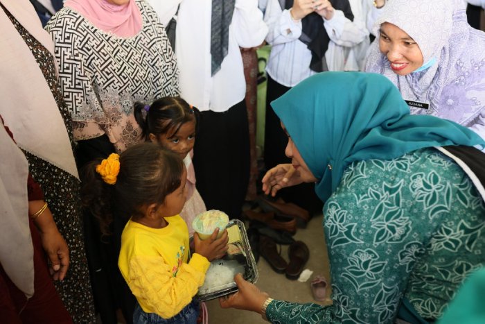 Bunda PAUD Aceh Bagikan Jajanan Sehat untuk Anak TK