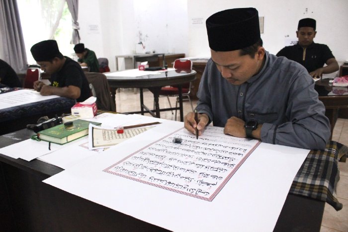 LPTQ Kembali Menyalin Mushaf Al-Qur'an di Masjid Raya Baiturrahman dengan Tangan